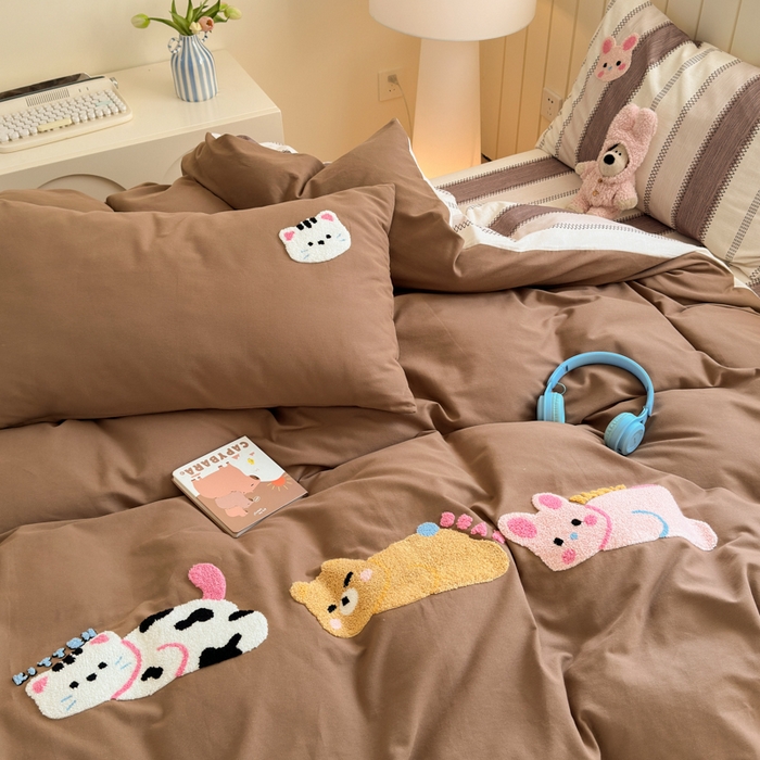 91家纺网 家纺一手货源 找家纺 如意朵 2025新款全棉磨毛卡通毛巾绣四件套（专版花型）-场景二 趴趴乐