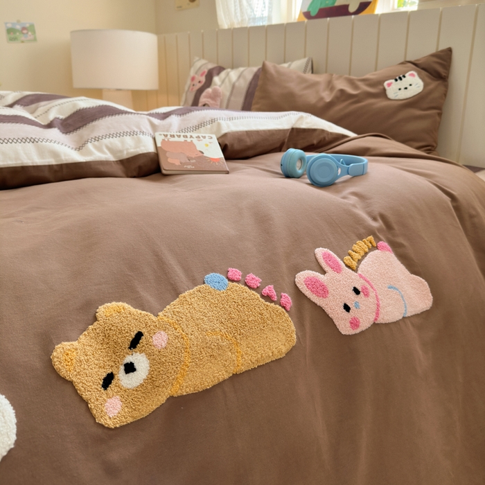 91家纺网 家纺一手货源 找家纺 如意朵 2025新款全棉磨毛卡通毛巾绣四件套（专版花型）-场景二 趴趴乐