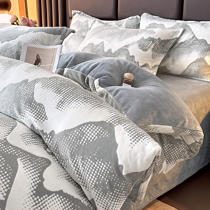 91家纺网 家纺一手货源 找家纺 家贝爱 2025新款230克烂花雕花牛奶绒四件套 诗情画意灰