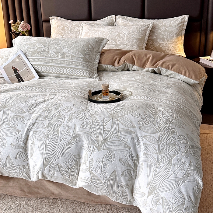 91家纺网 家纺一手货源 找家纺 家贝爱 2025新款230克烂花雕花牛奶绒四件套 叶繁灰