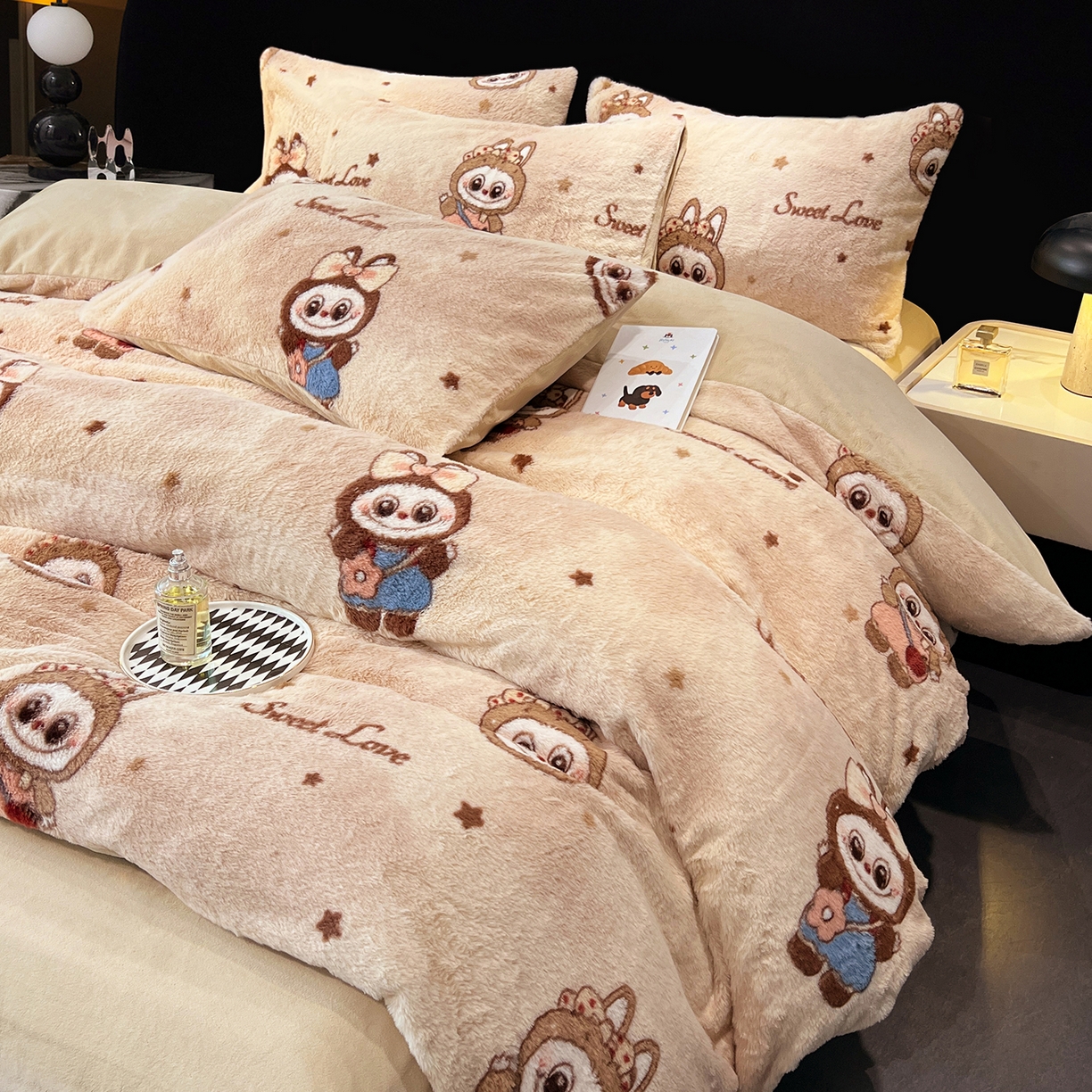 91家纺网 家纺一手货源 找家纺 悦织语 2025新款高克重加厚轻奢獭兔毛美拉德风四件套 兔毛-拉布布