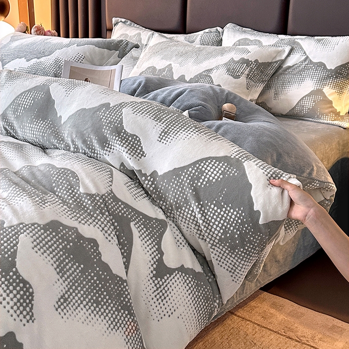 91家纺网 家纺一手货源 找家纺 家贝爱 2025新款230克烂花雕花牛奶绒四件套 诗情画意灰