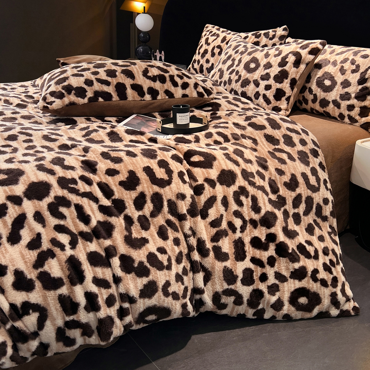 91家纺网 家纺一手货源 找家纺 悦织语 2025新款高克重加厚轻奢獭兔毛美拉德风四件套 兔毛-豹纹