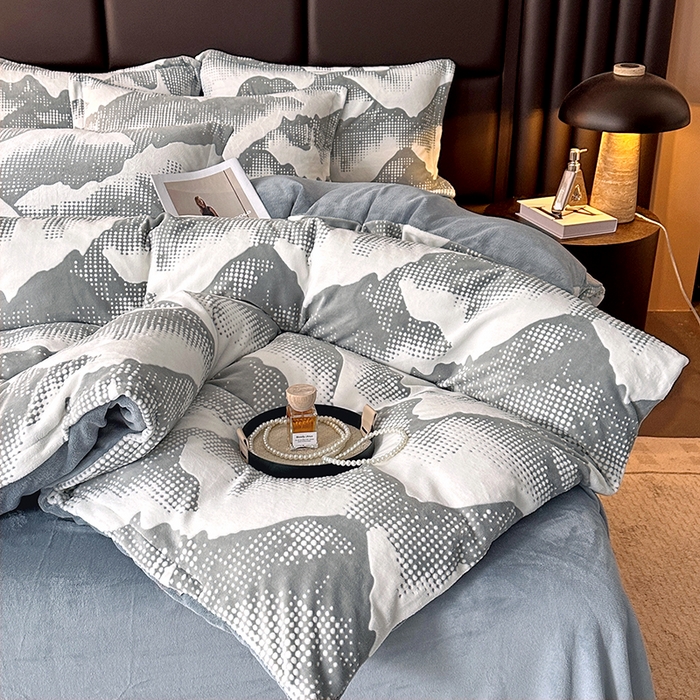 91家纺网 家纺一手货源 找家纺 家贝爱 2025新款230克烂花雕花牛奶绒四件套 诗情画意灰