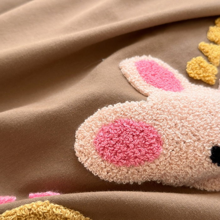 91家纺网 家纺一手货源 找家纺 如意朵 2025新款全棉磨毛卡通毛巾绣四件套（专版花型）-场景二 趴趴乐