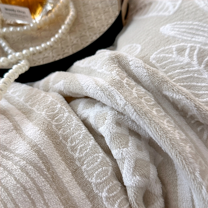 91家纺网 家纺一手货源 找家纺 家贝爱 2025新款230克烂花雕花牛奶绒四件套 叶繁灰