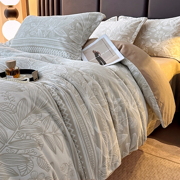 91家纺网 家纺一手货源 找家纺 家贝爱 2025新款230克烂花雕花牛奶绒四件套 叶繁灰