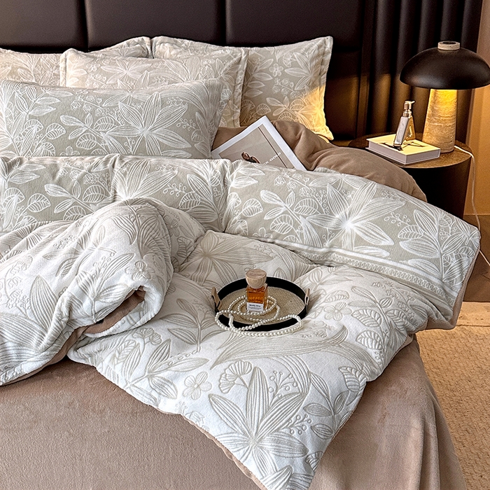 91家纺网 家纺一手货源 找家纺 家贝爱 2025新款230克烂花雕花牛奶绒四件套 叶繁灰