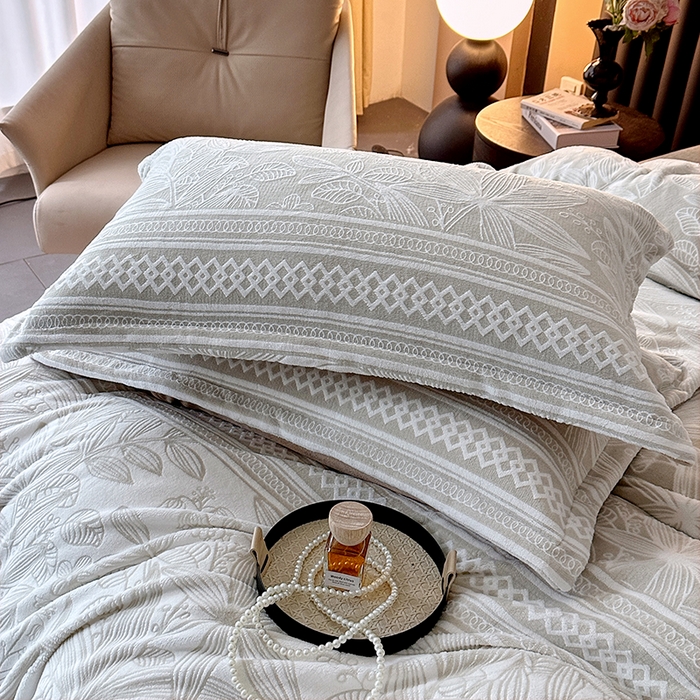 91家纺网 家纺一手货源 找家纺 家贝爱 2025新款230克烂花雕花牛奶绒四件套 叶繁灰