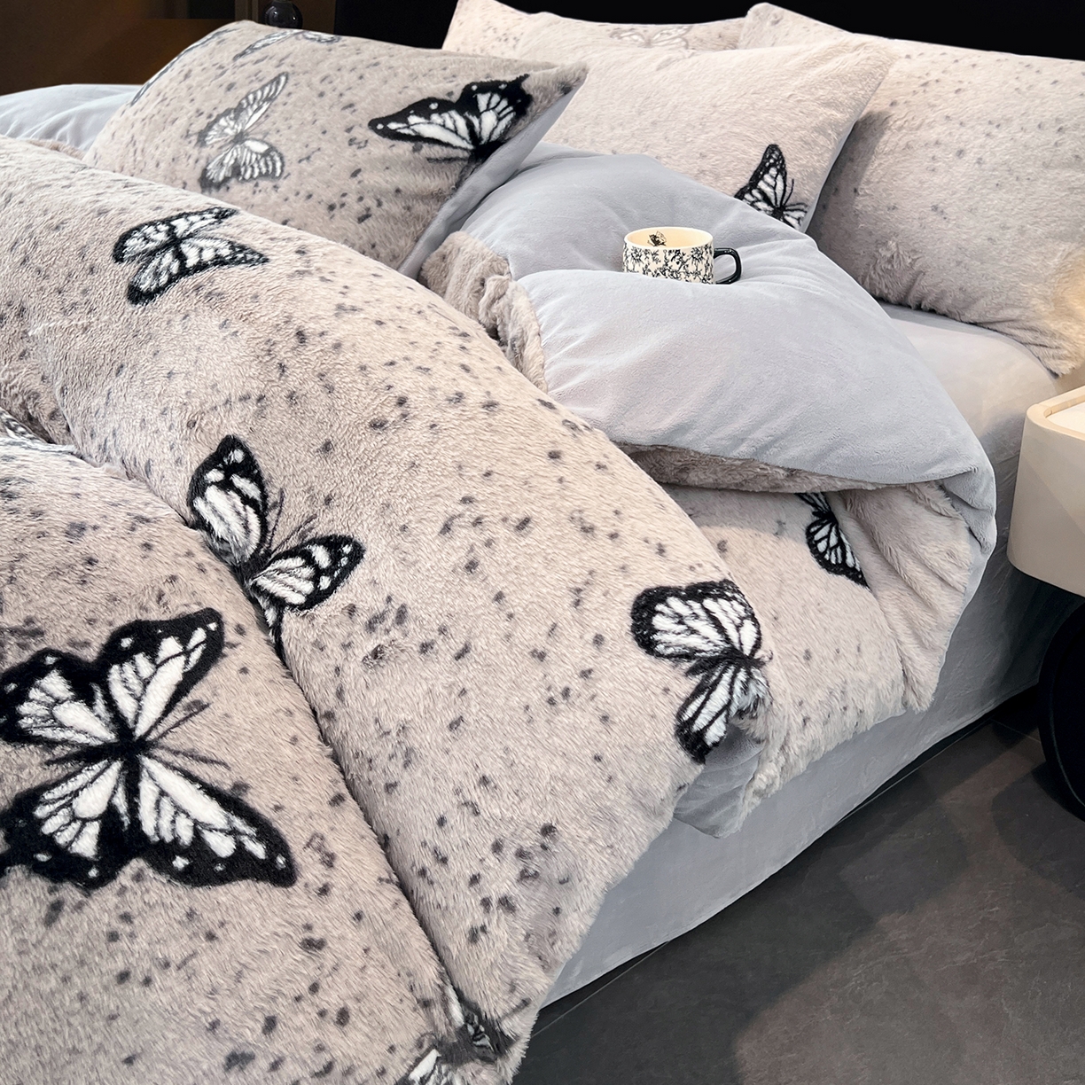 91家纺网 家纺一手货源 找家纺 悦织语 2025新款高克重加厚轻奢獭兔毛美拉德风四件套 兔毛-蝶舞