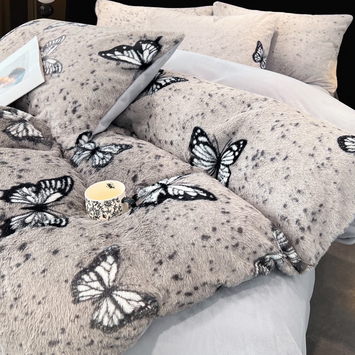 91家纺网 家纺一手货源 找家纺 悦织语 2025新款高克重加厚轻奢獭兔毛美拉德风四件套 兔毛-蝶舞