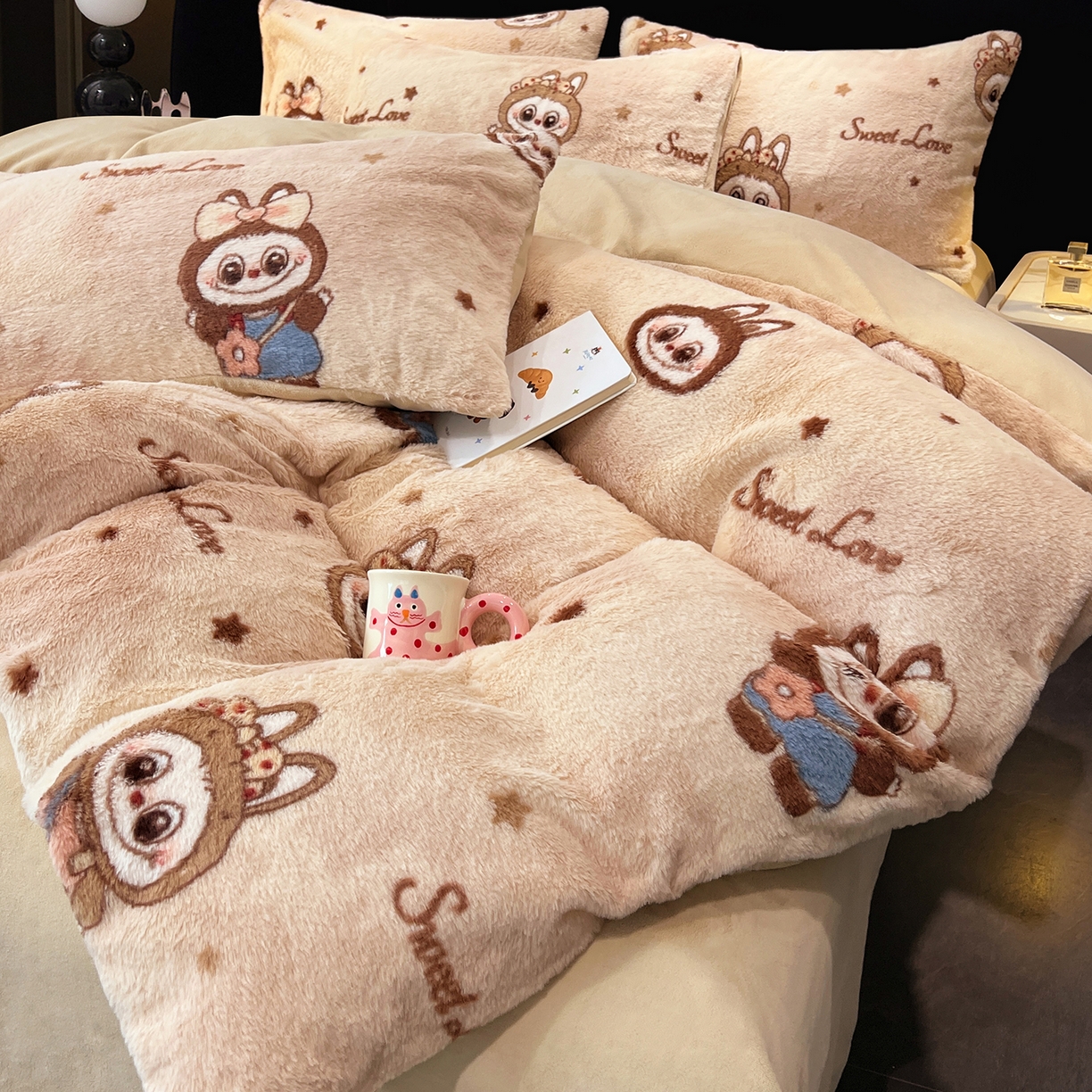 91家纺网 家纺一手货源 找家纺 悦织语 2025新款高克重加厚轻奢獭兔毛美拉德风四件套 兔毛-拉布布