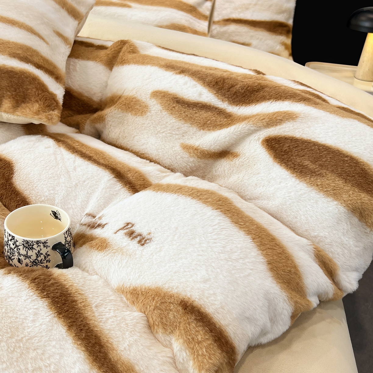 91家纺网 家纺一手货源 找家纺 悦织语 2025新款高克重加厚轻奢獭兔毛美拉德风四件套 兔毛-拿铁纹