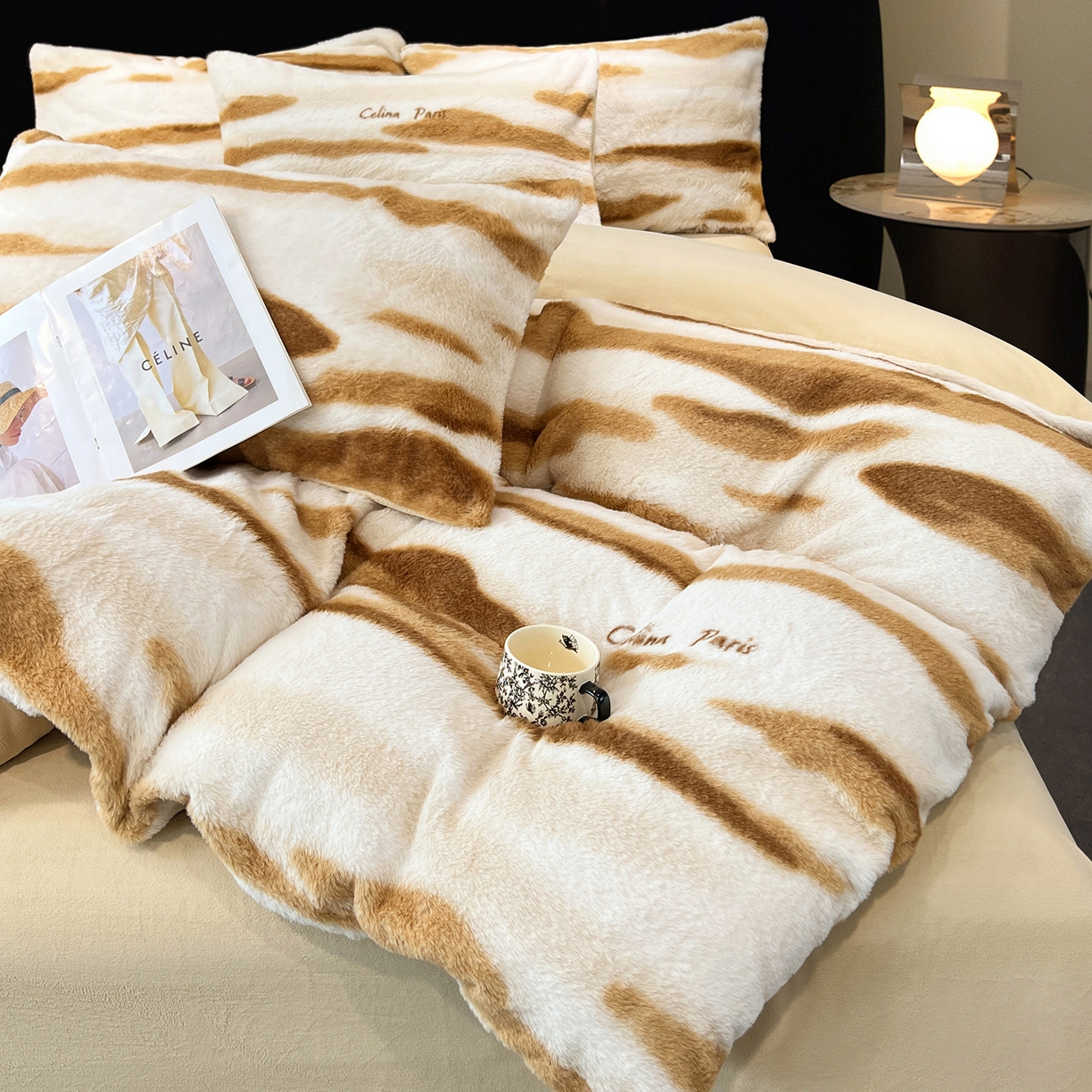 91家纺网 家纺一手货源 找家纺 悦织语 2025新款高克重加厚轻奢獭兔毛美拉德风四件套 兔毛-拿铁纹