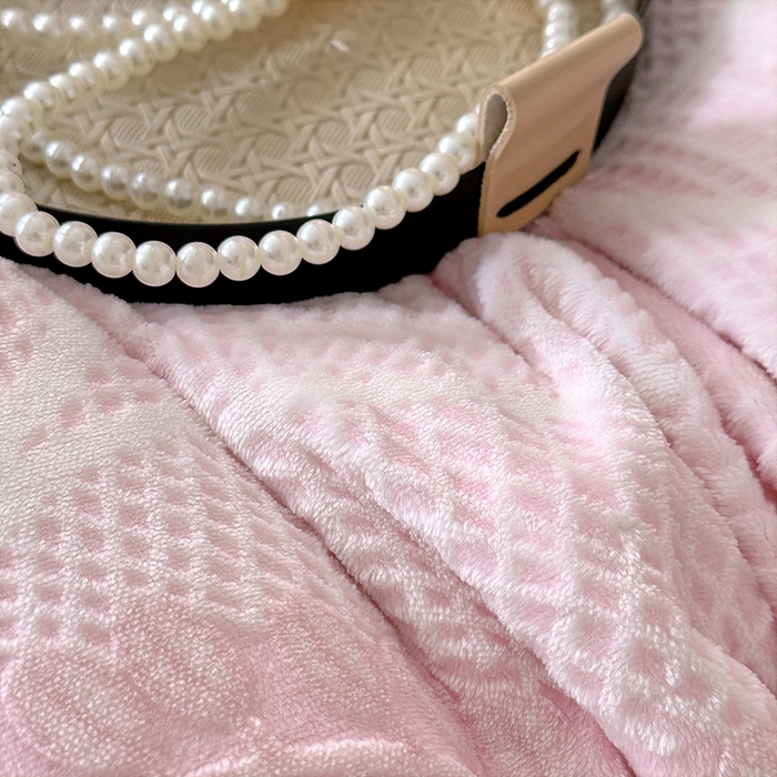 91家纺网 家纺一手货源 找家纺 家贝爱 2025新款230克烂花雕花牛奶绒四件套 芳草粉