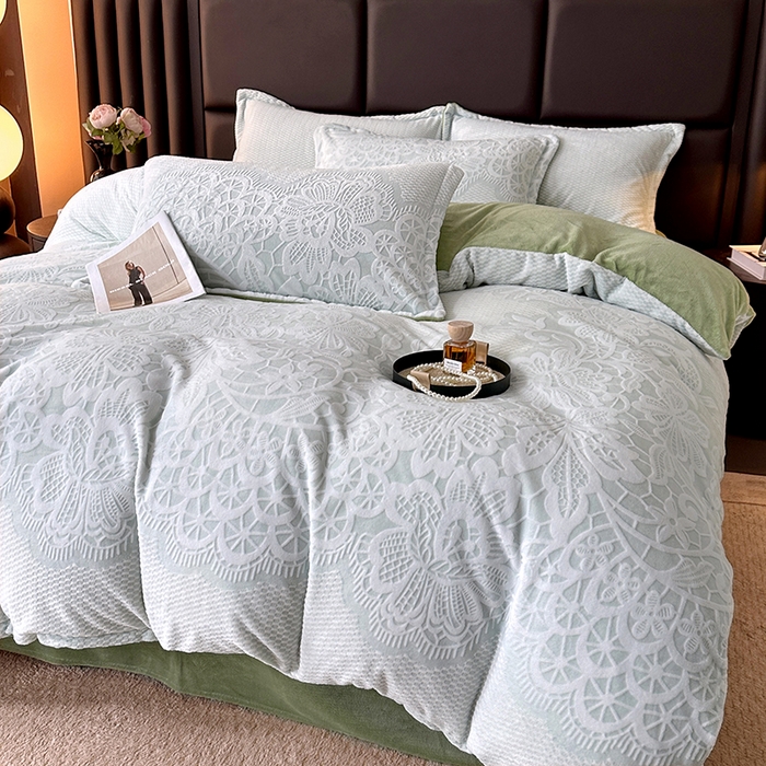 91家纺网 家纺一手货源 找家纺 家贝爱 2025新款230克烂花雕花牛奶绒四件套 爱在秋冬