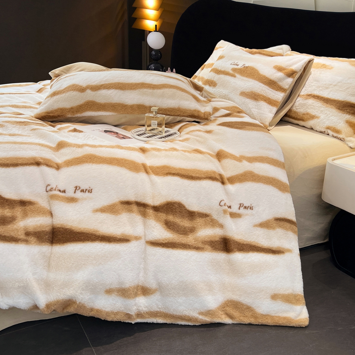 91家纺网 家纺一手货源 找家纺 悦织语 2025新款高克重加厚轻奢獭兔毛美拉德风四件套 兔毛-拿铁纹