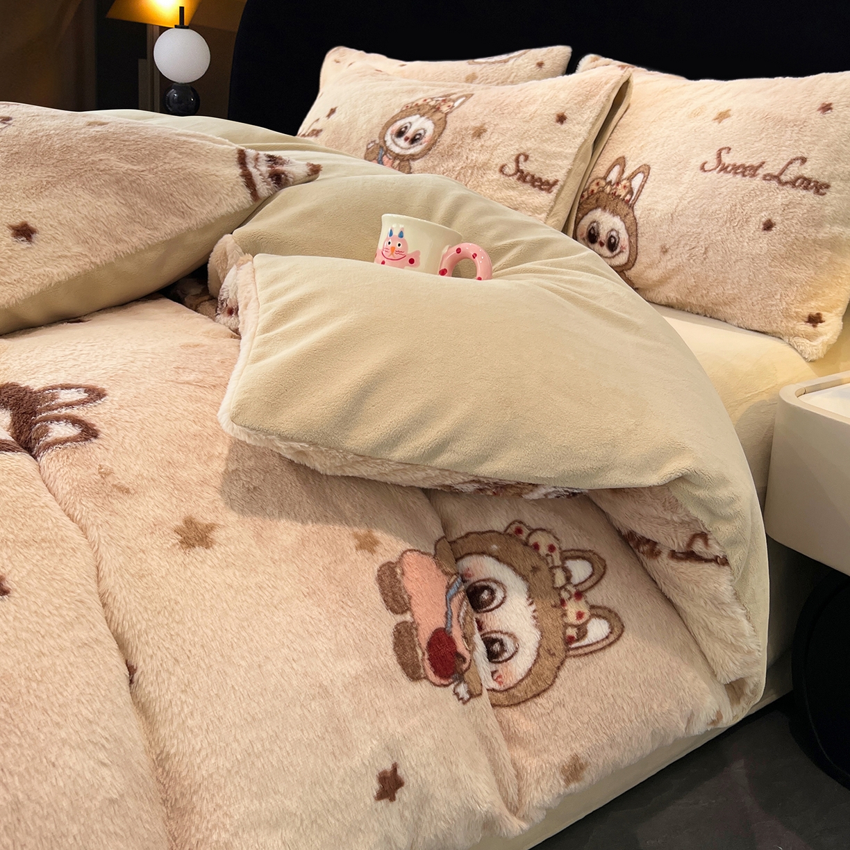 91家纺网 家纺一手货源 找家纺 悦织语 2025新款高克重加厚轻奢獭兔毛美拉德风四件套 兔毛-拉布布