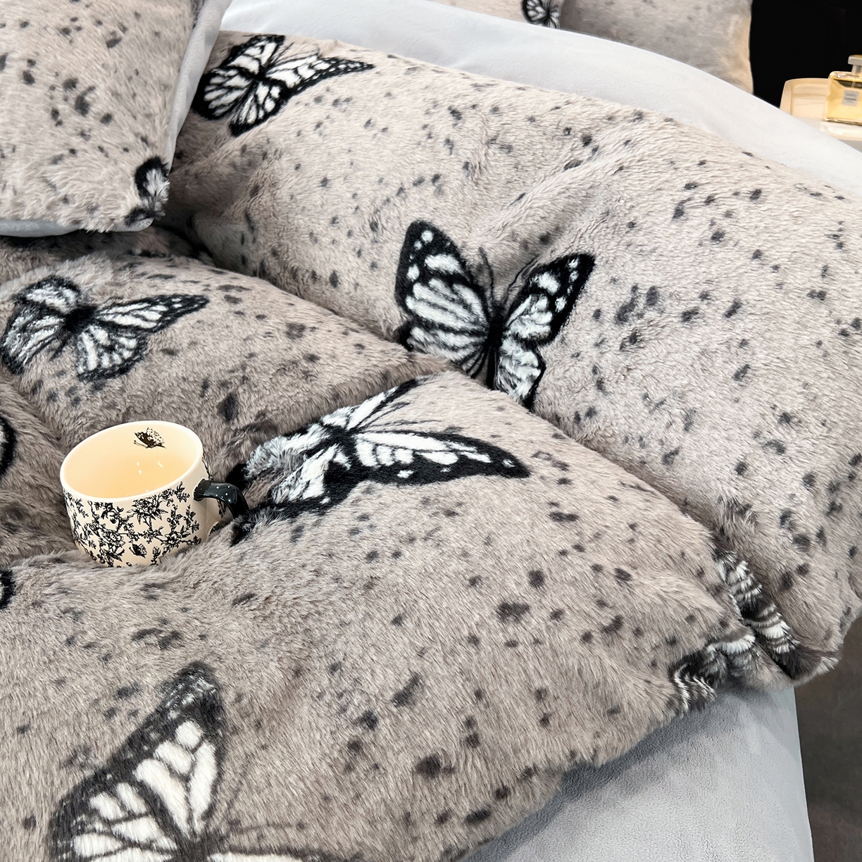 91家纺网 家纺一手货源 找家纺 悦织语 2025新款高克重加厚轻奢獭兔毛美拉德风四件套 兔毛-蝶舞