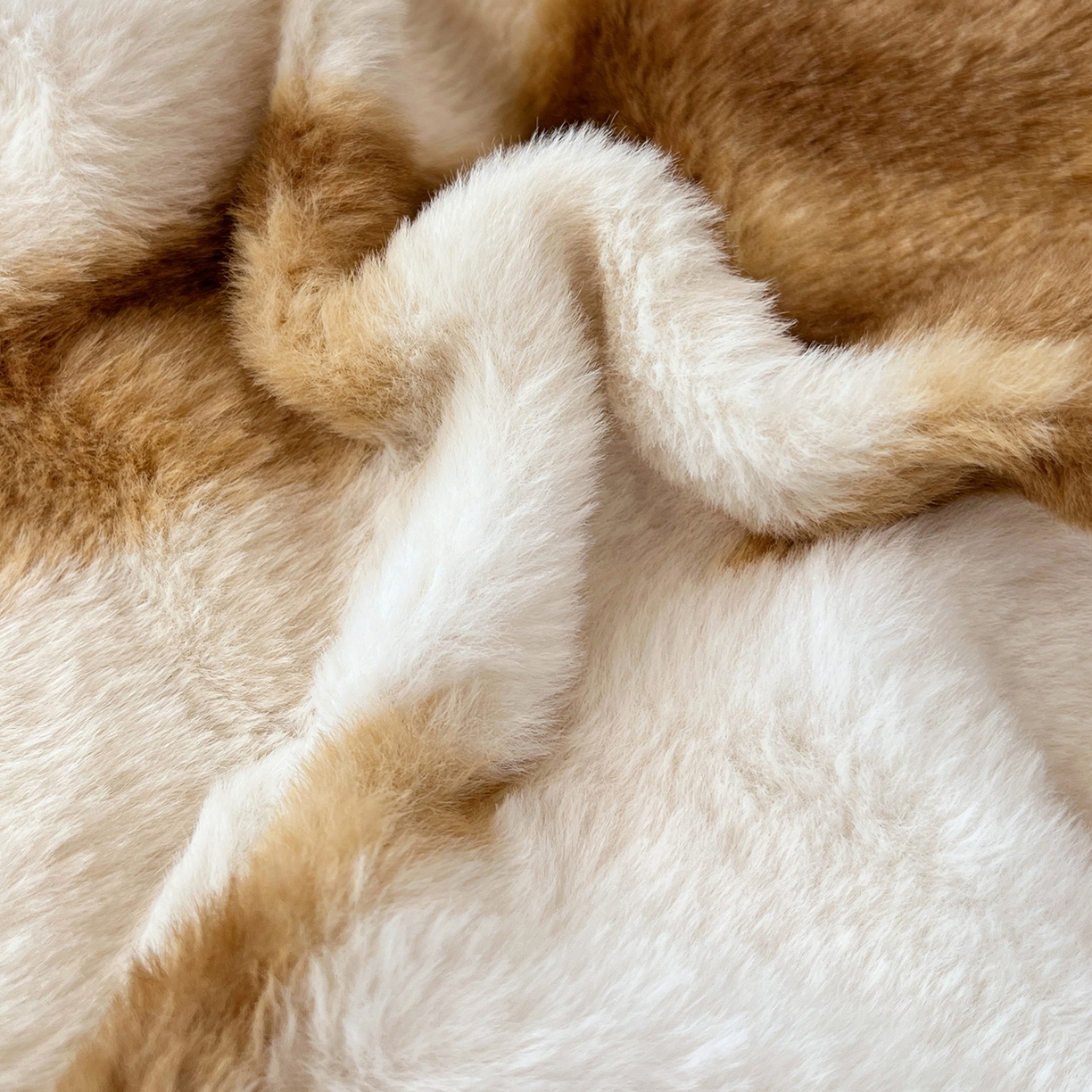 91家纺网 家纺一手货源 找家纺 悦织语 2025新款高克重加厚轻奢獭兔毛美拉德风四件套 兔毛-拿铁纹