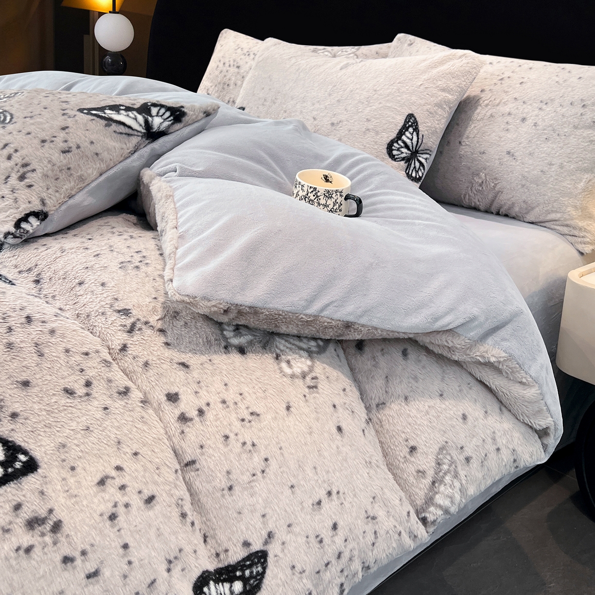 91家纺网 家纺一手货源 找家纺 悦织语 2025新款高克重加厚轻奢獭兔毛美拉德风四件套 兔毛-蝶舞