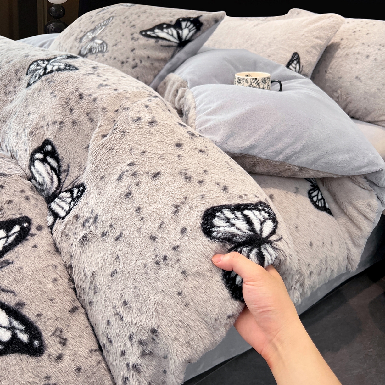 91家纺网 家纺一手货源 找家纺 悦织语 2025新款高克重加厚轻奢獭兔毛美拉德风四件套 兔毛-蝶舞