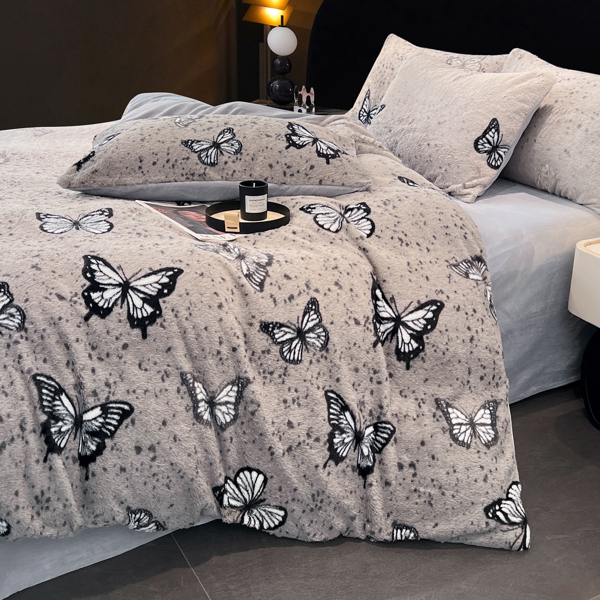 91家纺网 家纺一手货源 找家纺 悦织语 2025新款高克重加厚轻奢獭兔毛美拉德风四件套 兔毛-蝶舞