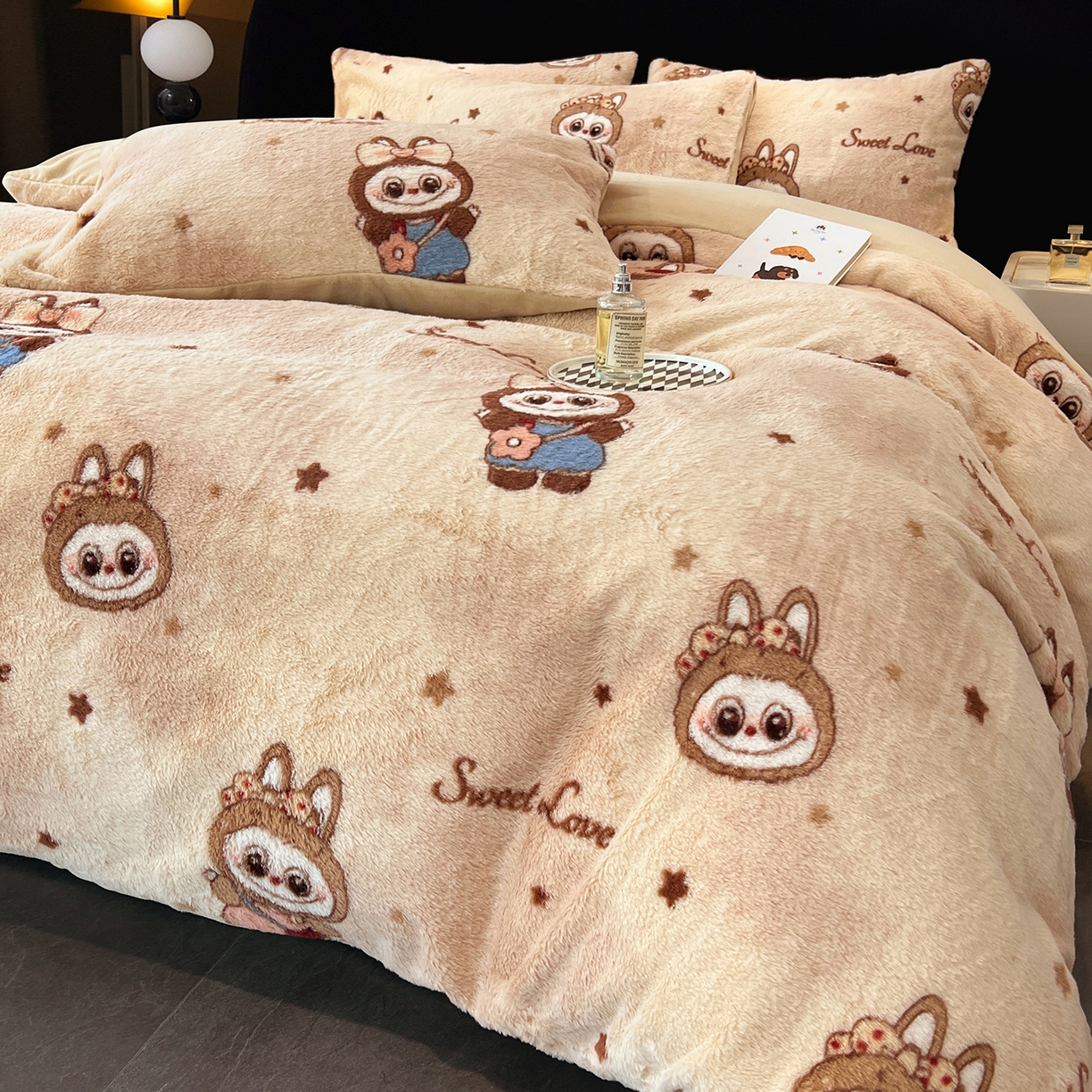 91家纺网 家纺一手货源 找家纺 悦织语 2025新款高克重加厚轻奢獭兔毛美拉德风四件套 兔毛-拉布布