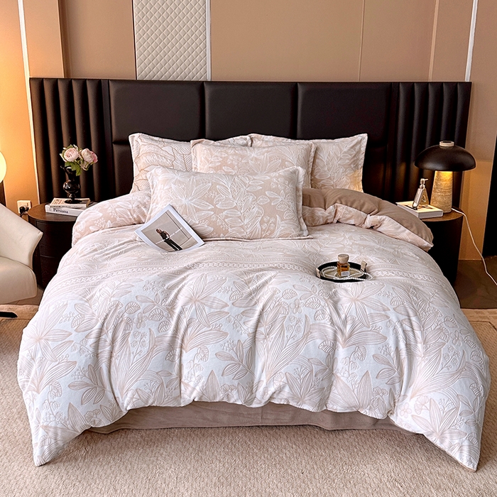 家贝爱 2025新款230克烂花雕花牛奶绒四件套 叶繁咖