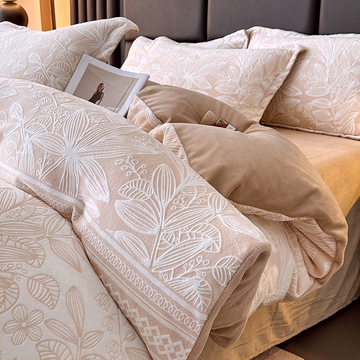 91家纺网 家纺一手货源 找家纺 家贝爱 2025新款230克烂花雕花牛奶绒四件套 叶繁咖