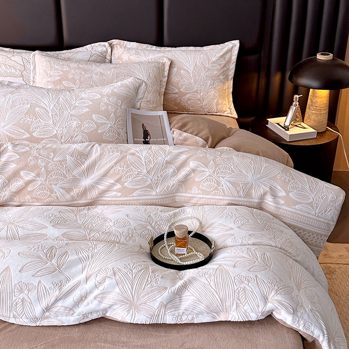 91家纺网 家纺一手货源 找家纺 家贝爱 2025新款230克烂花雕花牛奶绒四件套 叶繁咖