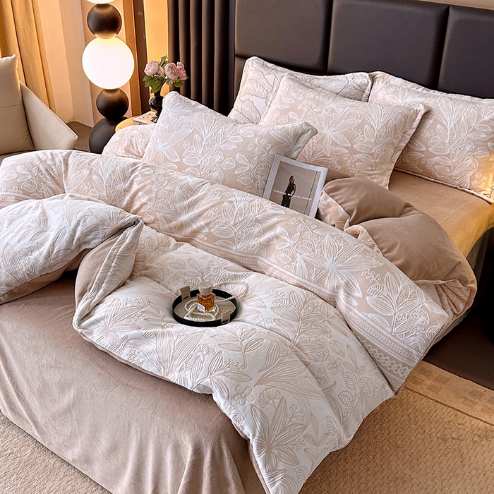 91家纺网 家纺一手货源 找家纺 家贝爱 2025新款230克烂花雕花牛奶绒四件套 叶繁咖