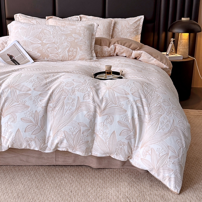 91家纺网 家纺一手货源 找家纺 家贝爱 2025新款230克烂花雕花牛奶绒四件套 叶繁咖