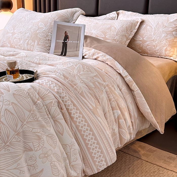 91家纺网 家纺一手货源 找家纺 家贝爱 2025新款230克烂花雕花牛奶绒四件套 叶繁咖