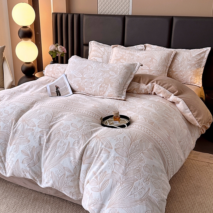 91家纺网 家纺一手货源 找家纺 家贝爱 2025新款230克烂花雕花牛奶绒四件套 叶繁咖