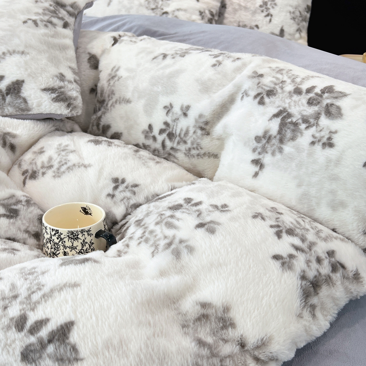 91家纺网 家纺一手货源 找家纺 悦织语 2025新款高克重加厚轻奢獭兔毛美拉德风四件套 兔毛-繁花