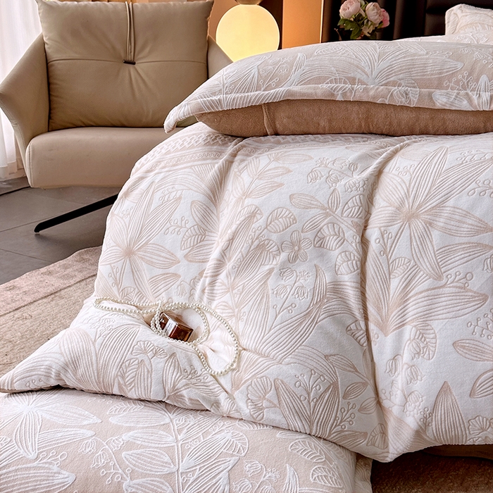 91家纺网 家纺一手货源 找家纺 家贝爱 2025新款230克烂花雕花牛奶绒四件套 叶繁咖