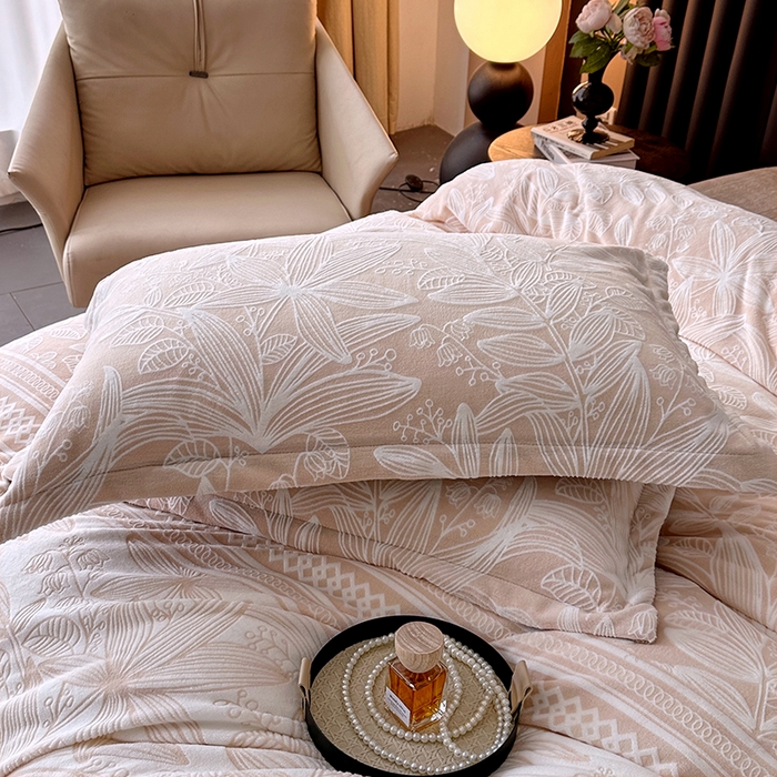 91家纺网 家纺一手货源 找家纺 家贝爱 2025新款230克烂花雕花牛奶绒四件套 叶繁咖