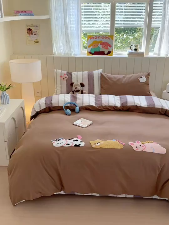 91家纺网 家纺一手货源 找家纺 如意朵 2025新款全棉磨毛卡通毛巾绣四件套（专版花型）-场景二 趴趴乐