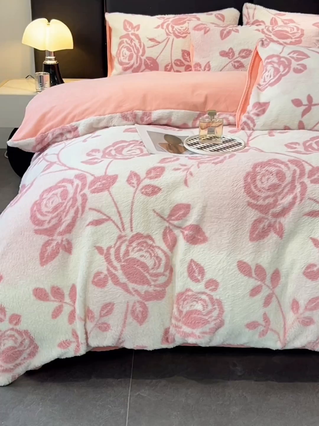 91家纺网 家纺一手货源 找家纺 悦织语 2025新款高克重加厚轻奢獭兔毛美拉德风四件套 兔毛-粉蔷薇