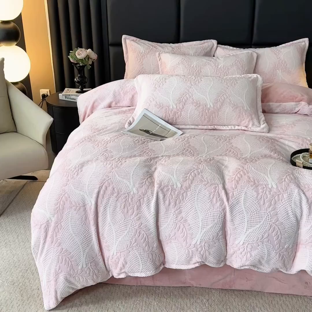 91家纺网 家纺一手货源 找家纺 家贝爱 2025新款230克烂花雕花牛奶绒四件套 芳草粉