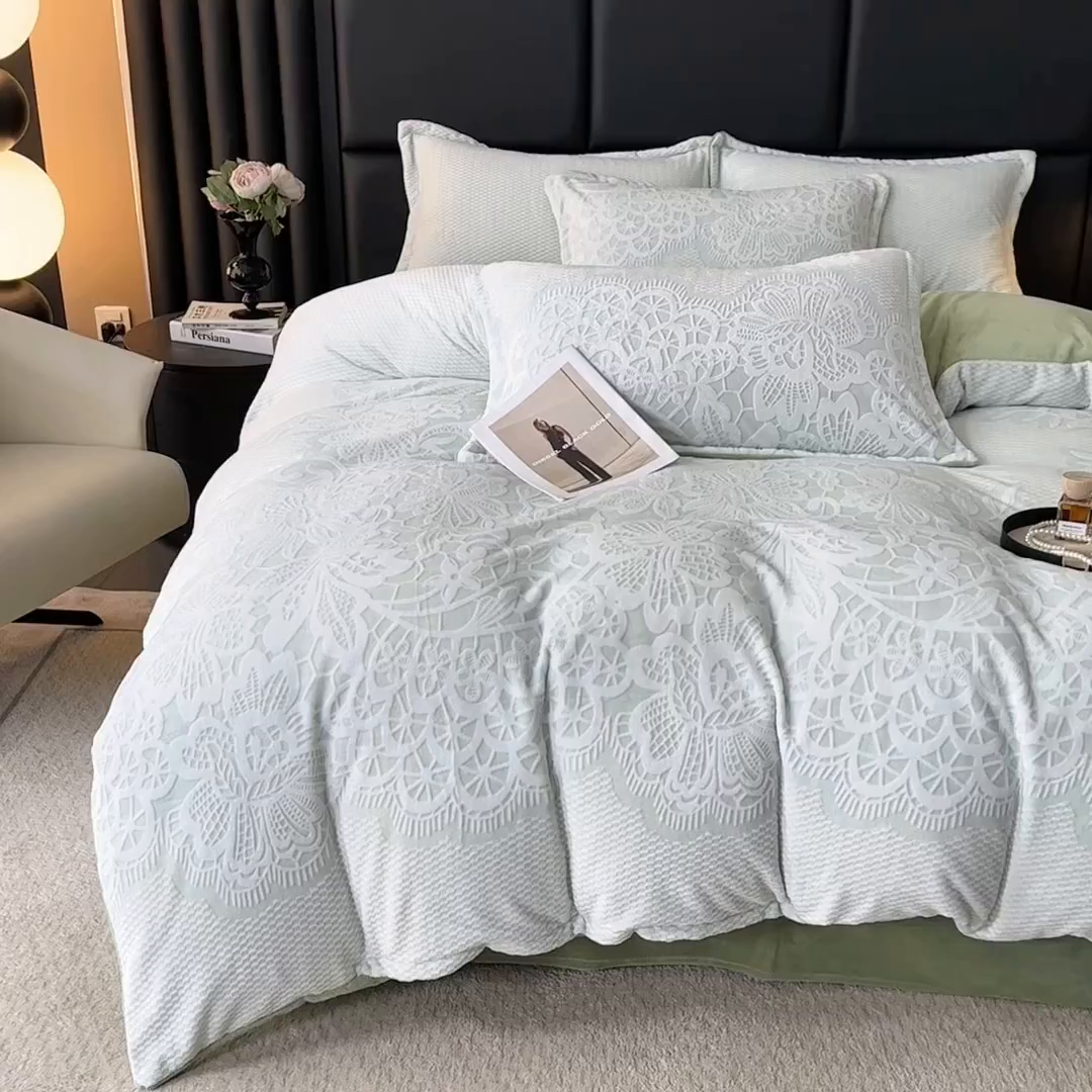 91家纺网 家纺一手货源 找家纺 家贝爱 2025新款230克烂花雕花牛奶绒四件套 爱在秋冬