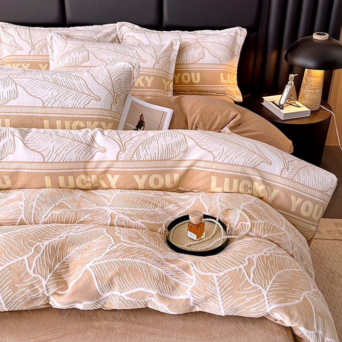 91家纺网 家纺一手货源 找家纺 家贝爱 2025新款230克烂花雕花牛奶绒四件套 芭蕉叶