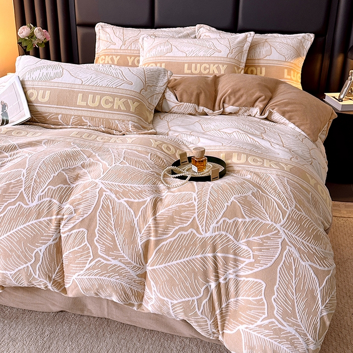 91家纺网 家纺一手货源 找家纺 家贝爱 2025新款230克烂花雕花牛奶绒四件套 芭蕉叶