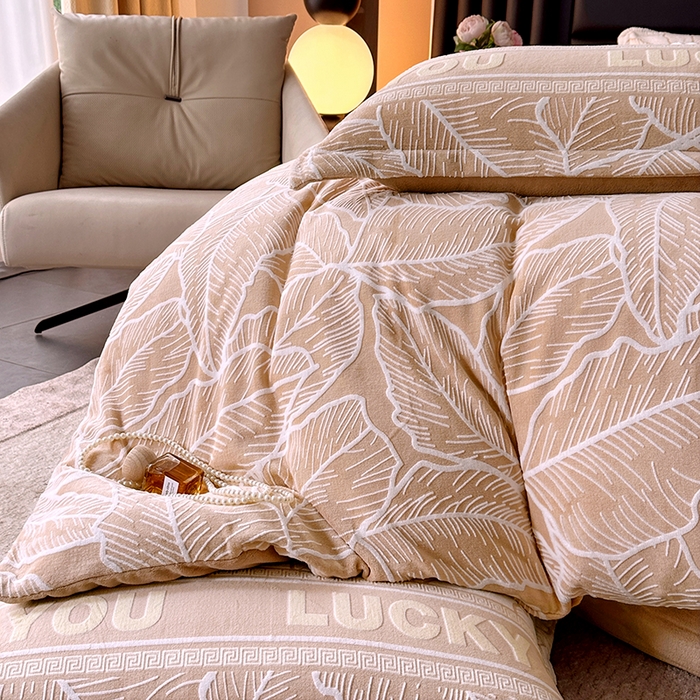 91家纺网 家纺一手货源 找家纺 家贝爱 2025新款230克烂花雕花牛奶绒四件套 芭蕉叶