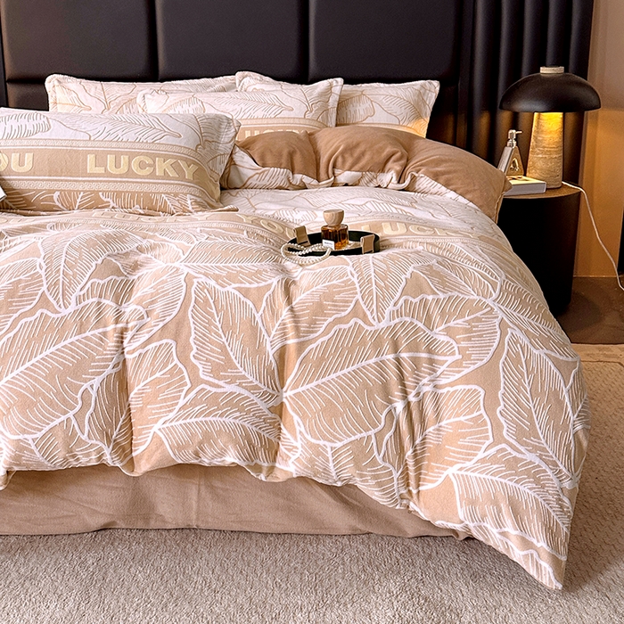 91家纺网 家纺一手货源 找家纺 家贝爱 2025新款230克烂花雕花牛奶绒四件套 芭蕉叶