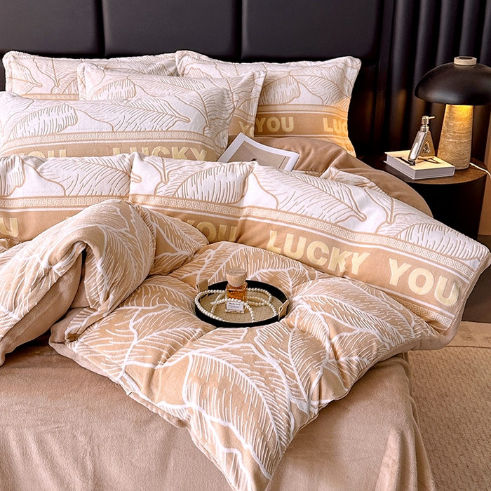 91家纺网 家纺一手货源 找家纺 家贝爱 2025新款230克烂花雕花牛奶绒四件套 芭蕉叶