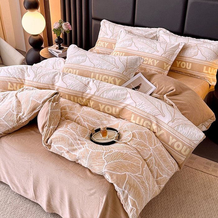 91家纺网 家纺一手货源 找家纺 家贝爱 2025新款230克烂花雕花牛奶绒四件套 芭蕉叶