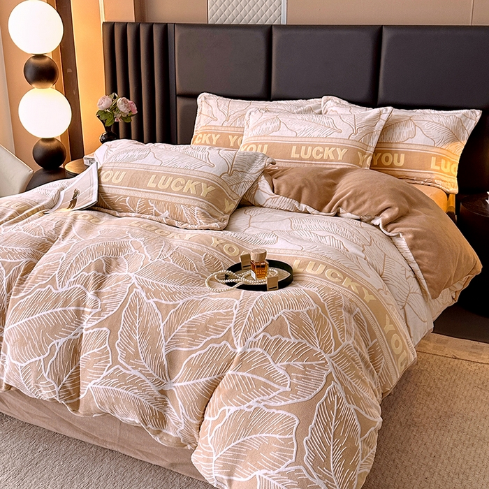 91家纺网 家纺一手货源 找家纺 家贝爱 2025新款230克烂花雕花牛奶绒四件套 芭蕉叶