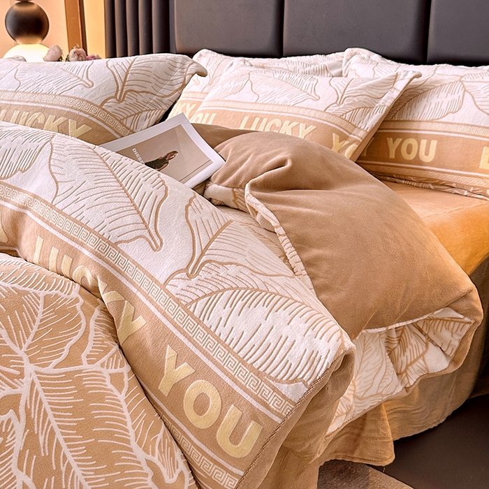 91家纺网 家纺一手货源 找家纺 家贝爱 2025新款230克烂花雕花牛奶绒四件套 芭蕉叶